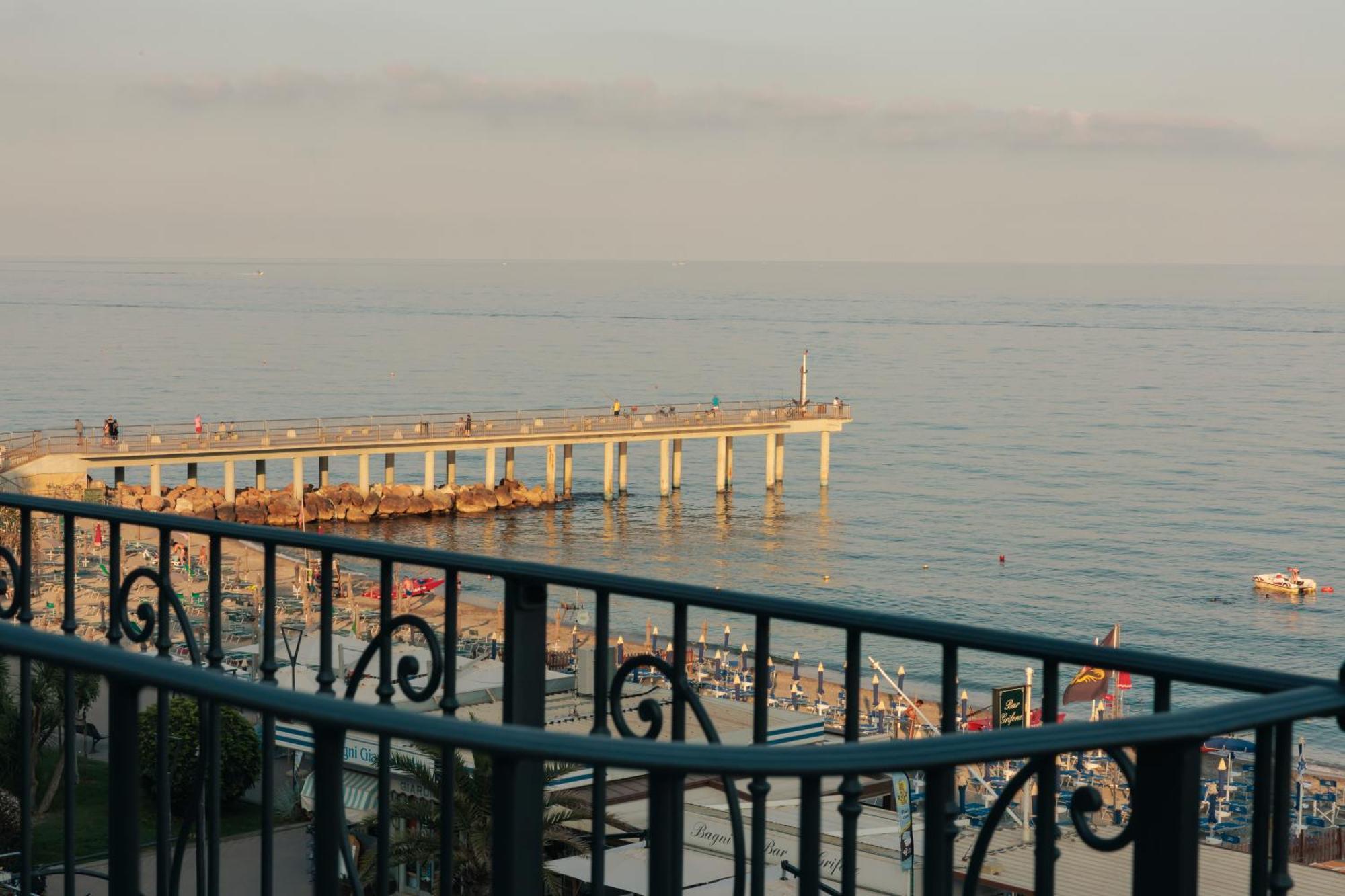 A'Mare Boutique Hotel & Spa Pietra Ligure Exterior photo